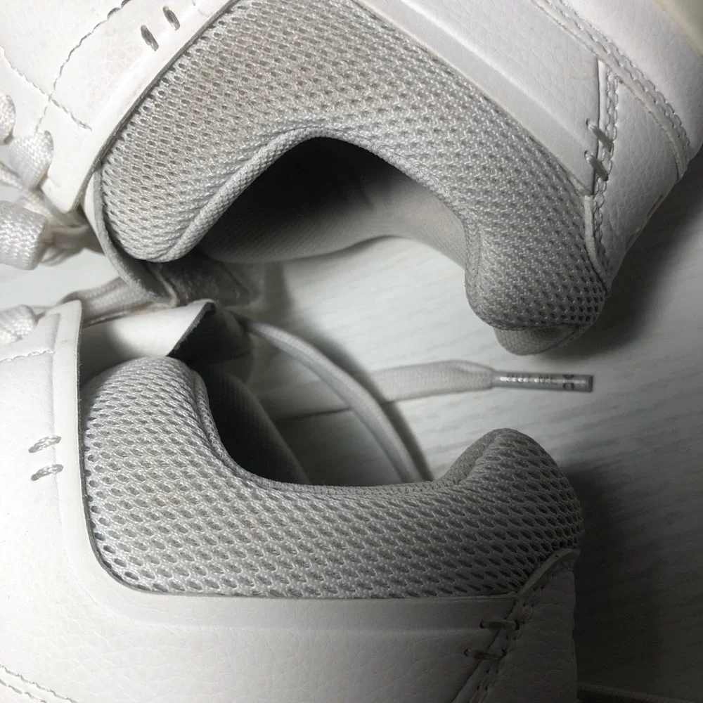 Women’s ON The Roger Centre Court white leather sneakers- Size 7.5